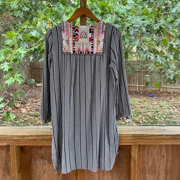 Chelsea & Theodore Women's Grey Striped Embroidered Boho Mini Dress Size M - Picture 2 of 8